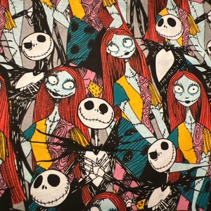 Peut inclure: Un motif de tissu repr&eacute;sentant des personnages de L'&Eacute;trange No&euml;l de Monsieur Jack. Le motif comprend Sally avec des cheveux roux et des coutures, et Jack Skellington avec un visage blanc et un costume noir. Le fond est noir avec des accents color&eacute;s.