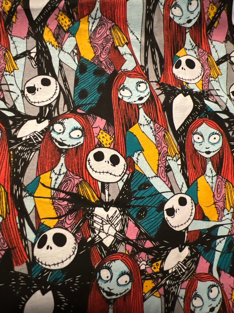 Peut inclure: Un motif de tissu repr&eacute;sentant des personnages de L'&Eacute;trange No&euml;l de Monsieur Jack. Le motif comprend Sally avec des cheveux roux et des coutures, et Jack Skellington avec un visage blanc et un costume noir. Le fond est noir avec des accents color&eacute;s.