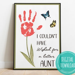 Può includere: Un download digitale stampabile di un design d'arte di impronta di mano con un fiore e farfalle. Il testo dice "Non avrei potuto desiderare una ZIA migliore".