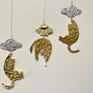 Ornamenti in lamina goffrata a forma di gatto cosmico fatti a mano – Set di 3 pezzi unici per la decorazione della casa, realizzati in Ucraina, regalo per la casa, decorazione da parete, cartolina moderna