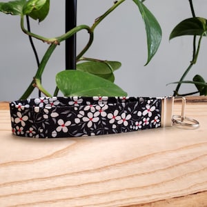 Porte-clés avec bracelet en forme de marguerite blanche, porte-clés ou lanière, dragonne en tissu pour clés, porte-clés, dragonne de téléphone, cadeau pour voiture neuve