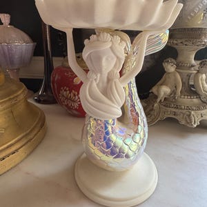 Candelabro de pedestal de tres mechas con diseño de sirena iridiscente de Bath & Body Works
