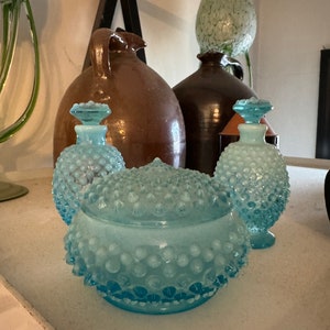 Zestaw toaletowy Fenton Blue Opalescent Hobnail z lat 40. XX wieku