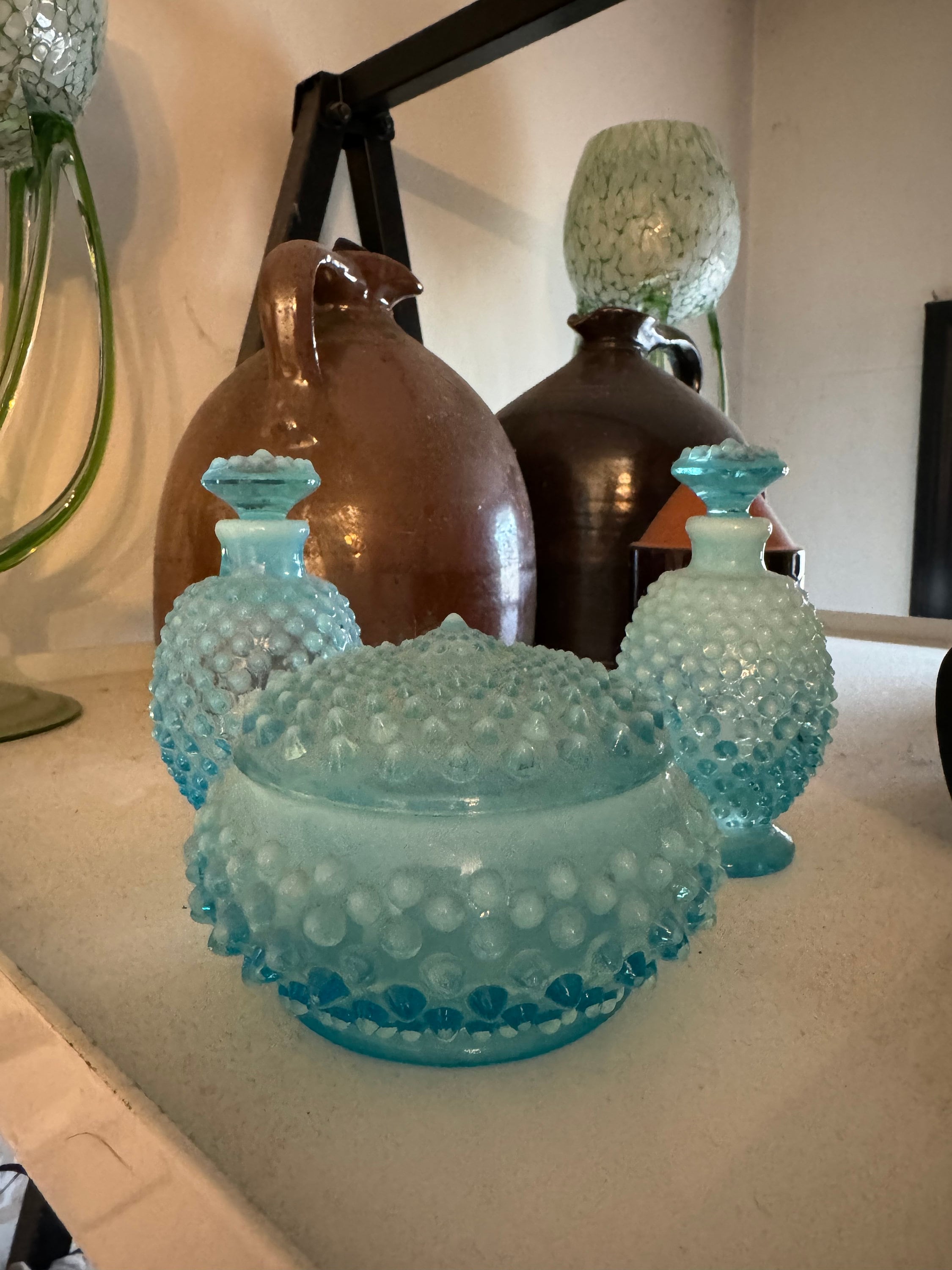 1940年代のヴィンテージ フェントンブルー オパールセント ホブネイル