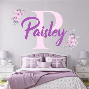 Personalisierter Namens-Wandaufkleber mit Initialen und Blumen – Individueller Mädchenzimmer-Aufkleber – Florales Monogramm-Dekor fürs Kinderzimmer – Selbstklebende Vinylfolie