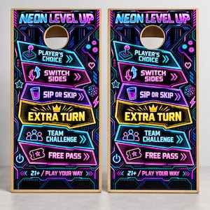 Könnte beinhalten: Ein Paar rechteckige Cornhole-Boards mit schwarzem Hintergrund und neonfarbenen Grafiken in Blau, Pink und Gelb. Der Text lautet NEON LEVEL UP, PLAYER'S CHOICE, SWITCH SIDES, SIP OR SKIP, EXTRA TURN, TEAM CHALLENGE, FREE PASS und 21+ PLAY YOUR WAY.