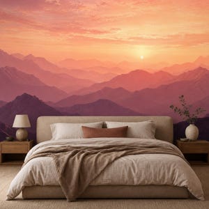Könnte beinhalten: Ein Schlafzimmer mit einem Bett, das eine beige Bettdecke und eine braune Tagesdecke hat, flankiert von zwei Nachttischen aus Holz mit Lampen. Die Wand hinter dem Bett zeigt ein großes Wandbild mit Berg-Silhouetten bei Sonnenuntergang.