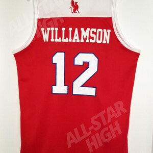 Op de afbeelding: Rood basketbaltenue met witte afwerking en een witte naam "Williamson" op de rug. Het nummer "12" is wit met een blauwe omtrek. Een wit griffin-logo bevindt zich op de bovenrug. De tekst "All-Star High" is gedrukt op de onderkant van het tenue.