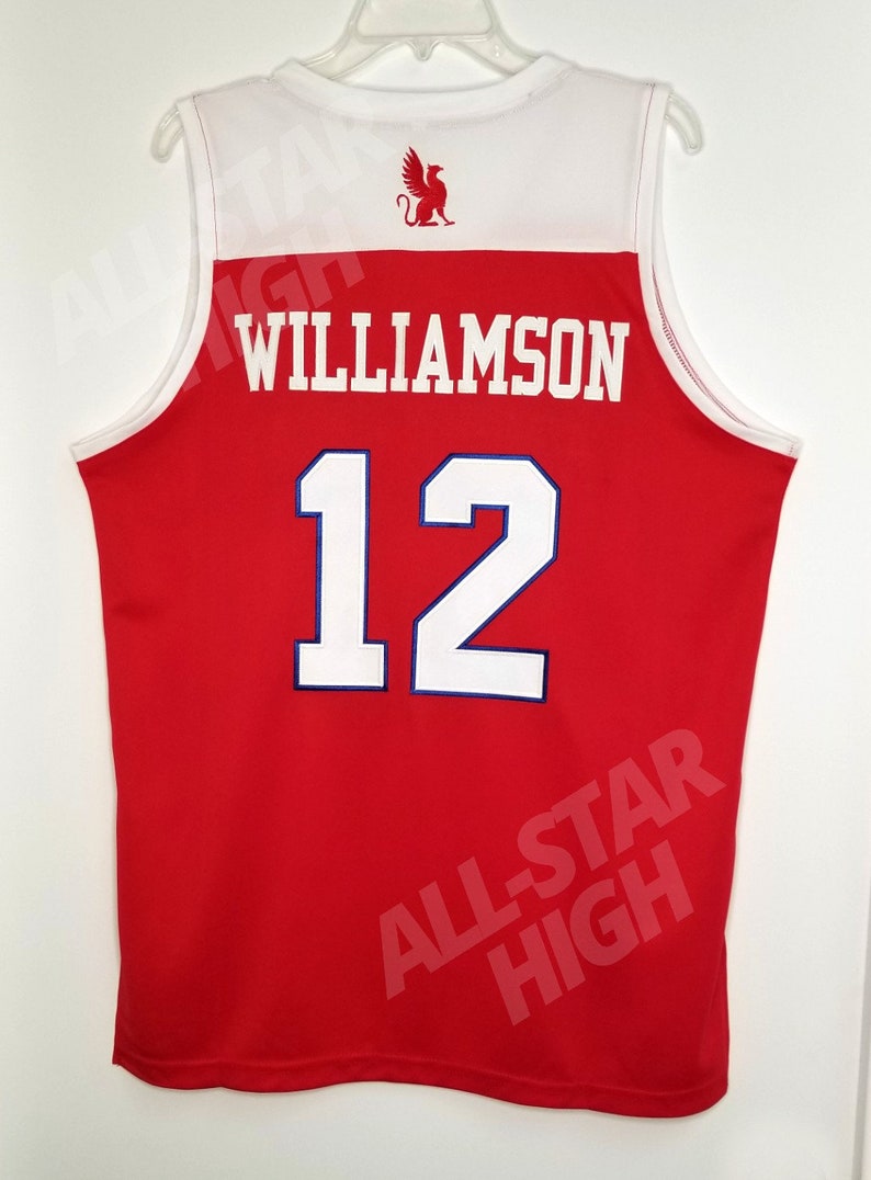 Op de afbeelding: Rood basketbaltenue met witte afwerking en een witte naam "Williamson" op de rug. Het nummer "12" is wit met een blauwe omtrek. Een wit griffin-logo bevindt zich op de bovenrug. De tekst "All-Star High" is gedrukt op de onderkant van het tenue.
