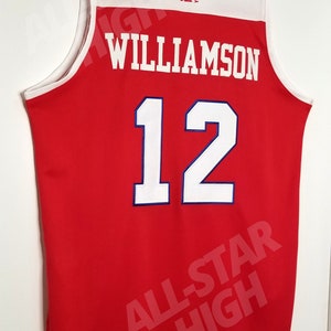 Op de afbeelding: Rood basketbaltenue met witte bies en een wit nummer 12 op de rug. Het tenue heeft de tekst "WILLIAMSON" boven het nummer en een wit logo van een mythisch wezen op de bovenrug. De tekst "ALL-STAR HIGH" is zichtbaar in de rechterbenedenhoek.