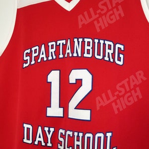 Op de afbeelding: Rood basketbaltenue met witte en blauwe letters. Het tenue staat "Spartanburg" "12" en "Day School" met de woorden "All-Star High" rechtsboven en rechtsonder op het tenue.