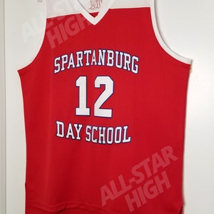 Op de afbeelding: Rood en wit basketbaltenue met de tekst "Spartanburg Day School" en het nummer "12" in wit. Het tenue heeft een witte V-hals en witte afwerking rond de armsgaten.