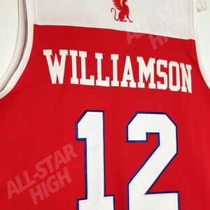 Op de afbeelding: Rood basketbaltenue met witte letters en een wit nummer 12. Het tenue heeft de tekst "WILLIAMSON" en "ALL-STAR HIGH" op de rug.
