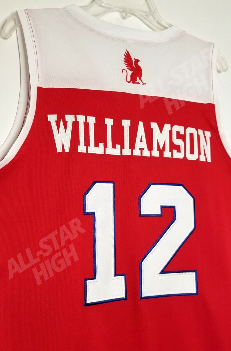 Op de afbeelding: Rood basketbaltenue met witte letters en een wit nummer 12. Het tenue heeft de tekst "WILLIAMSON" en "ALL-STAR HIGH" op de rug.