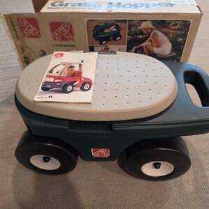 GRASS HOPPER Step 2 Multi-Purpose Work Seat Rolling Gardening Stool ~ New