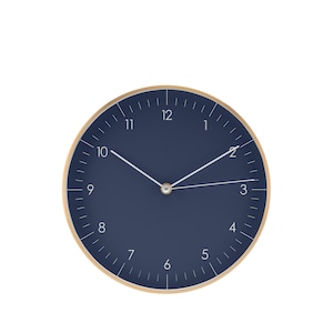 Peut inclure: Une horloge ronde de couleur bleu marine avec une bordure dorée et des chiffres blancs. Les aiguilles de l'horloge sont argentées et pointent vers le 12 et le 2.