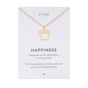 Op de afbeelding: Gouden ketting met een kroonhanger en een kaart met de tekst "Geluk is geen bestemming. Het is een manier van leven. Doe deze ketting om, wens iets en je wens zal uitkomen."