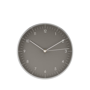 Op de afbeelding: Een ronde, grijze wandklok met witte cijfers en wijzers. De klok heeft een zilveren rand.