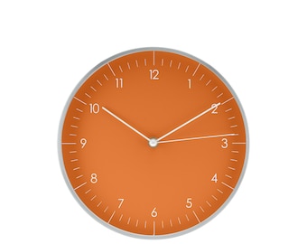 Eenvoudige wandklok (24 cm) met stil quartz uurwerk in een modern design, Scandinavische woondecoratie, oranje en zilver.