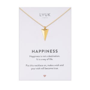 Può includere: Collana d'oro con un ciondolo triangolare e un biglietto che recita "La felicità non è una destinazione. È uno stile di vita. Metti questa collana, esprimi un desiderio e il tuo desiderio si avvererà."