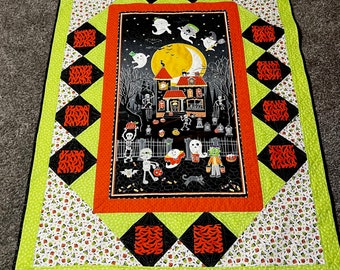 Manta de tela de tamaño mediano de 50" x 69 1/2" con diseño de Halloween embrujado que brilla en la oscuridad, patrón de edredón orgánico de movimiento libre hecho a mano
