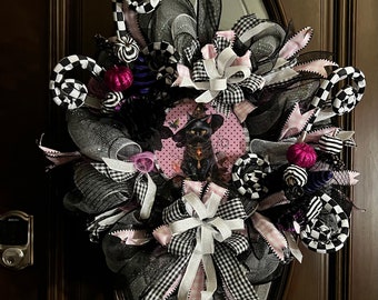 Halloween Black Cat Pink Checkered and Plaid Contemporáneo Shabby Chic Holiday Tamaño mediano Deco Malla Puerta delantera Entrada Corona única