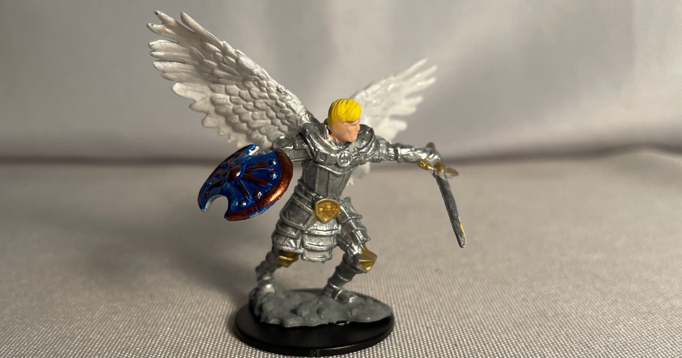 toys-aasimar-paladin-painted-dnd-miniatureaasimar-fighter-dnd-hand