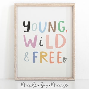 Arte de pared de guardería joven salvaje y libre, tipografía, niños, impresión neutra de género, decoración, póster, guardería infantil, boho, color del arco iris, A4
