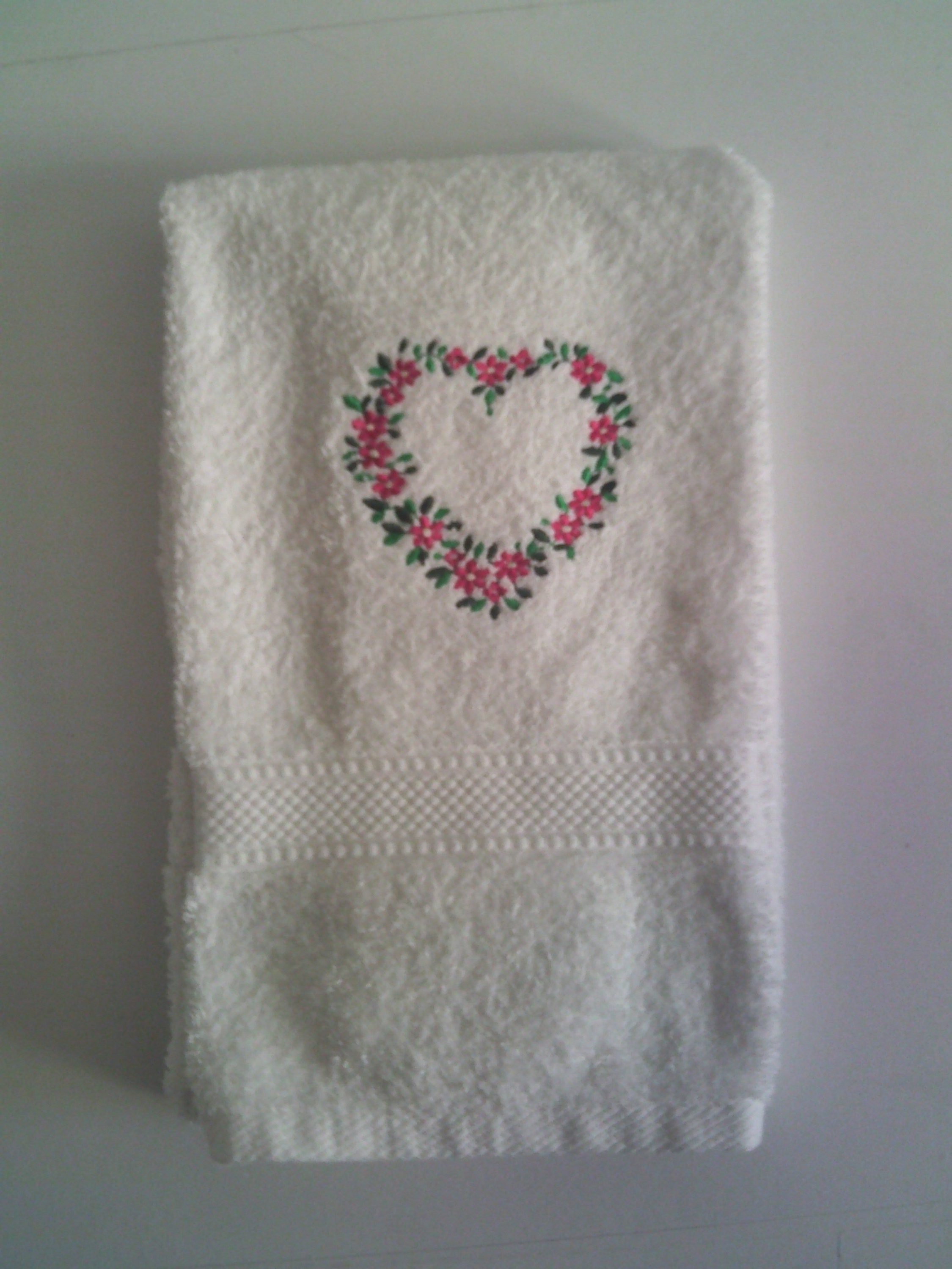 Serviette Éponge Coeur Fleurs Brodé, Linge de Bain, Idée Cadeau, Coeurs Fleurs