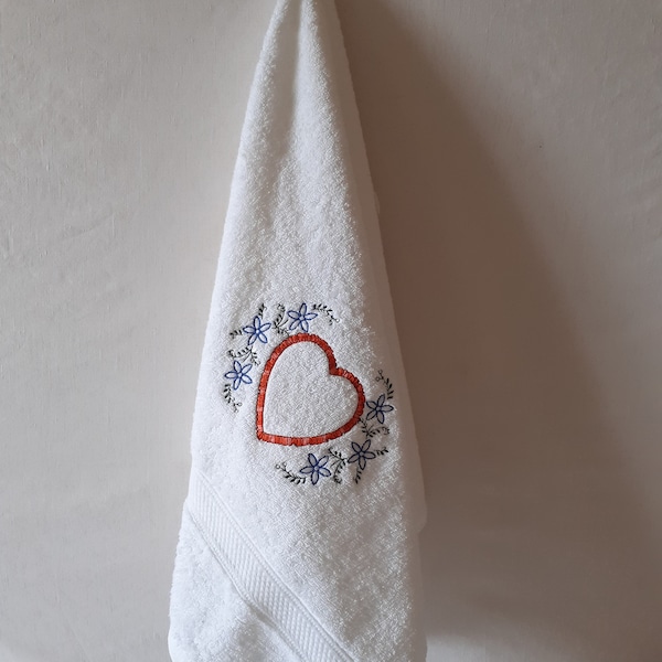 Serviette éponge coeur floral -idée cadeau- anniversaire mariage-linge de bain brodé