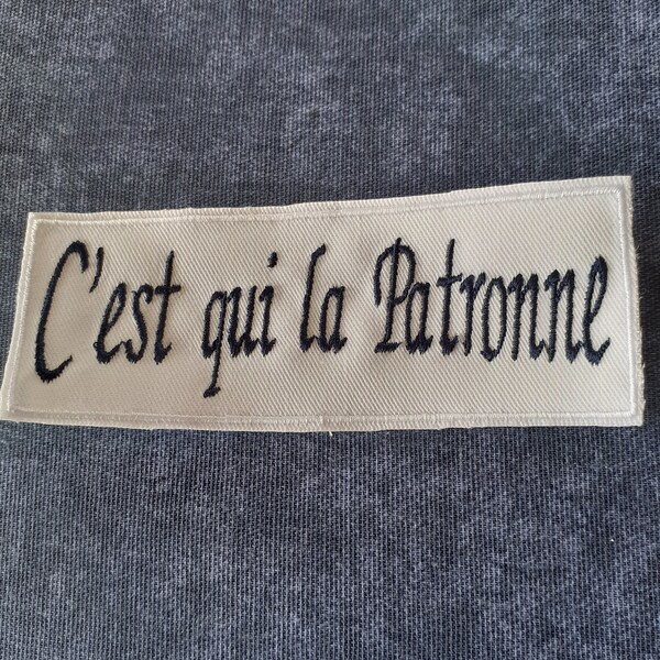 Patch C'est qui la Patronne brodé à coudre-customisé-mercerie-création couture-écusson c'est qui la patronne-broderie c'est qui la patronne