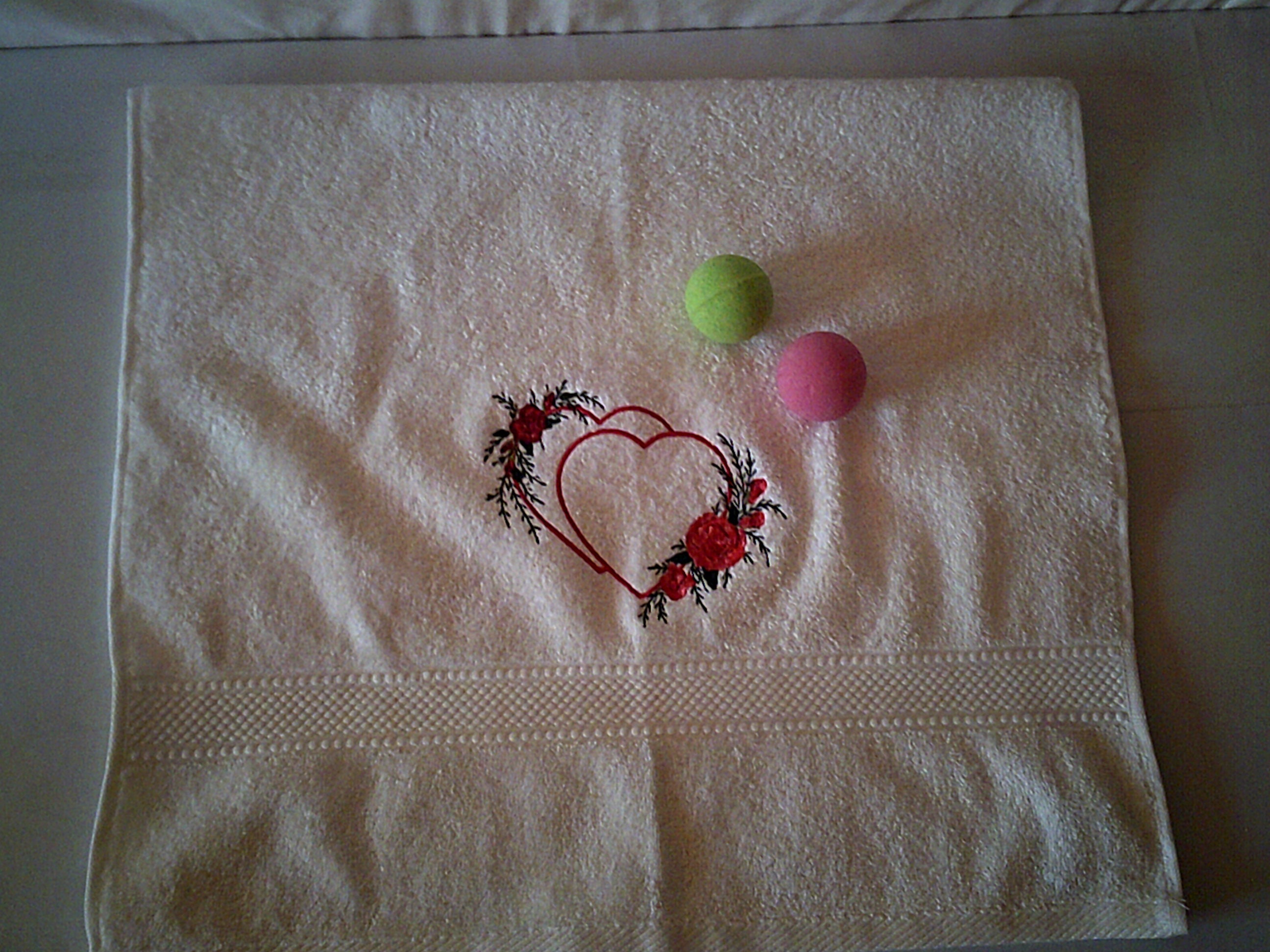 Serviette Éponge Coeur Brodé, Saint Valentin , Valentine Towel, Cadeau Anniversaire, Coeur et Des Fl