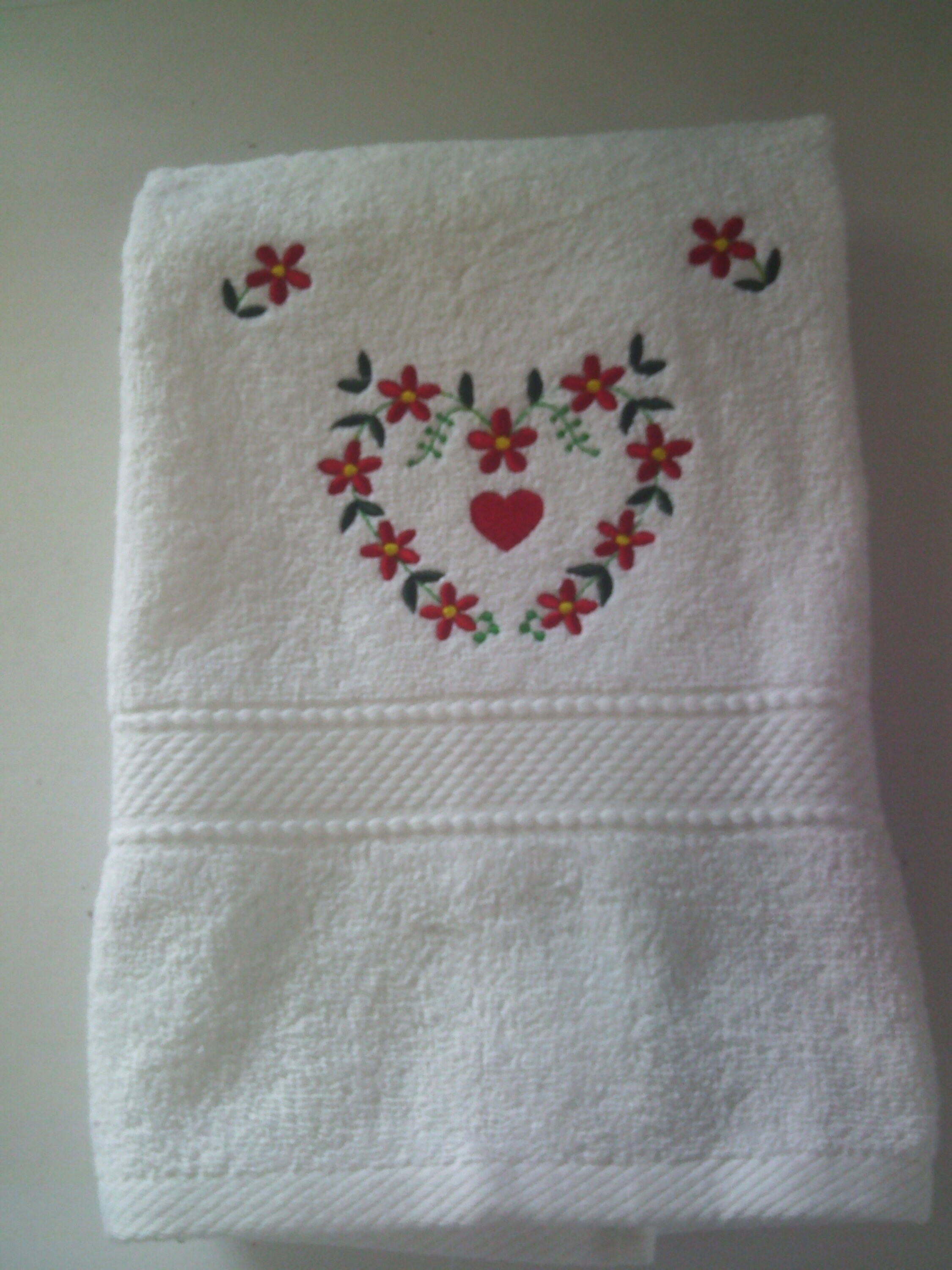 Serviette Éponge Coeurs Des Fleurs Brodé, Idée Cadeau, Fête Méres, Brodé en France, Linge de Maison 