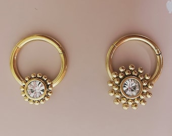 Perforación del tabique nasal Solëye. Anillo de oro con forma de concha daith para tabique nasal, con cierre de clic, circonitas, titanio G23, circonita hipoalergénica con cristal AAA.