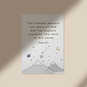 Op de afbeelding: Een printbare kunstprint met een citaat uit Psalm 19:1, "De hemel vertelt de heerlijkheid van God, en het uitspansel verkondigt het werk van zijn handen." De print bevat een eenvoudige illustratie van bergen, sterren, een maan en een planeet.