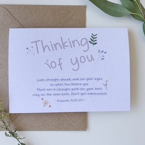 Penser à votre carte, carte religieuse, verset de la Bible, carte de foi, carte des Écritures, fleurs dessinées à la main | Carte de fleurs d’encouragement