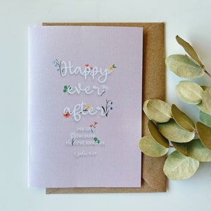 Heureux pour toujours après | Félicitations pour votre carte de mariage | Carte religieuse chrétienne, carte de foi, cadeau de mariage des Écritures | 1 Jean 4:19