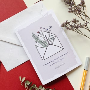 Carta cristiana San Valentino, anniversario, busta con fiori, Scrittura, Ringrazio il mio Dio ogni volta che penso a voi Filippini 1:3