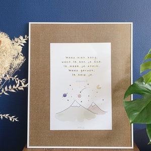 Op de afbeelding: Een ingelijst print met een bruine achtergrond en een witte rand. De print bevat een handgetekende illustratie van twee bergen met een sterrenhemel erboven. De tekst op de print luidt: "Wees niet bang, want ik ben je God. Ik maak je sterk. Wees gerust. Ik help je."