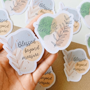 Gesegnet über alle Maßen | In His Time Sticker mit Blumen | Glaube Schrift Eukalyptus | Bibelvers Aufkleber | Abstrakte katholische Sticker