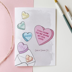 Tarjeta de día de San Valentín o aniversario con versículo bíblico, dulces de caramelo del corazón con efecto de color de agua / Canción de Salomón 3:4 / Tarjeta de la Escritura