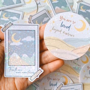 Autocollant Polaroid galaxie de versets bibliques | Vous êtes tellement aimé | Autocollants bohèmes brillants holographiques chrétiens catholiques