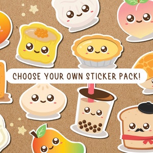 Może przedstawiać: Zestaw 12 uroczych naklejek z jedzeniem w kreskówkowym stylu, przedstawiających różne azjatyckie i zachodnie smakołyki, w tym brzoskwinię, gofra, mango, pieróg, jajko sadzone, truskawkę, bułkę, bubble tea, ciasto, dim sum, pomarańczę i kromkę chleba. Naklejki są umieszczone na brązowym tle z białymi gwiazdkami. Tekst "CHOOSE YOUR OWN STICKER PACK!" znajduje się w górnej części obrazka.