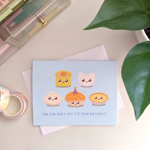 ¿Dim Sum-Body dice que es tu cumpleaños? Tarjeta de felicitación / Feliz cumpleaños, Juego de palabras de comida asiática, Punny, Kawaii, Lindo, Dumpling, Har Gow, Siu Mai, Bao