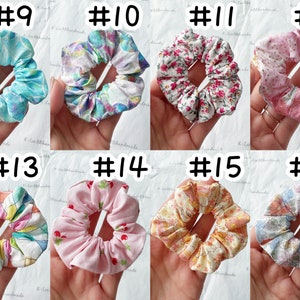 K&ouml;nnte beinhalten: Ein Set mit 10 bunten Haargummis mit verschiedenen floralen und geometrischen Mustern. Die Haargummis sind aus Stoff und eignen sich perfekt zum Festhalten von Haaren.