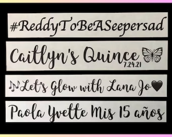 Könnte beinhalten: Vier personalisierte Aufkleber-Designs mit schwarzem Text auf weißem Hintergrund. Die Designs beinhalten: #ReddyToBeASeepersad, Caitlyn's Quince 7.24.21 mit einem Schmetterling, Let's Glow with Lana Jo mit einer Musiknote und einem Herzen sowie Paola Yvette Mis 15 años. Der Text unten lautet: YOU PICK: 1. TEXT 2. FONT.