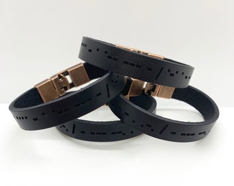 Pulsera de cuero personalizada con código Morse y mensaje secreto grabado.