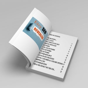 Może przedstawiać: Biała książka z niebiesko-pomarańczową okładką zatytułowana "Etsy SEO Revealed". Książka jest otwarta na stronie spisu treści z listą tematów związanych z SEO na Etsy, w tym słowa kluczowe, sekcje sklepu i zaawansowane strategie SEO.