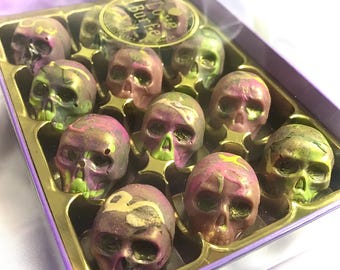 Calaveras de chocolate belga artesanal: Trufas pintadas a mano, caja de regalo personalizada de 12 unidades.