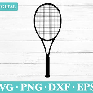 Puede incluir: Una raqueta de tenis negra con una cabeza encordada y un mango negro. La raquette está aislada sobre un fondo de madera blanca.